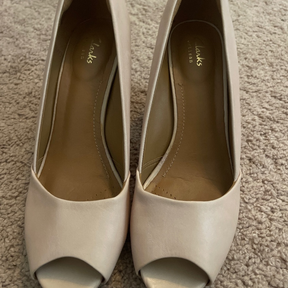 Clark s Artisan Taupe size 9.5